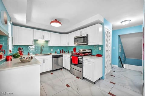 Little Paris- In Affluent University HTS Villa in Shaker Heights