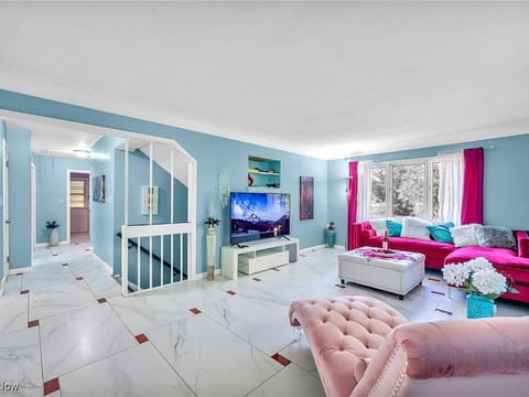 Little Paris- In Affluent University HTS Villa in Shaker Heights