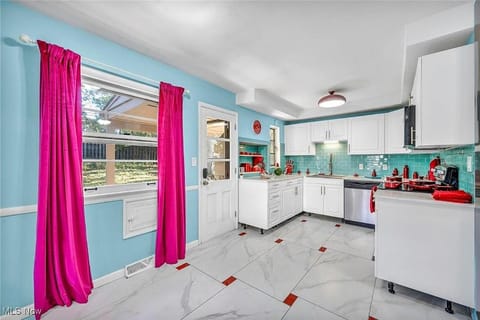 Little Paris- In Affluent University HTS Villa in Shaker Heights