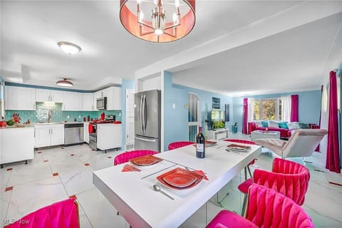 Little Paris- In Affluent University HTS Villa in Shaker Heights