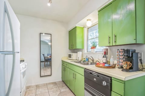 Coffee/tea facilities, Kitchen or kitchenette, Other, dishwasher, oven, stove