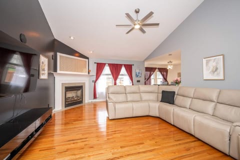 Big Sky Retreat - Home for 10 House in Ohio