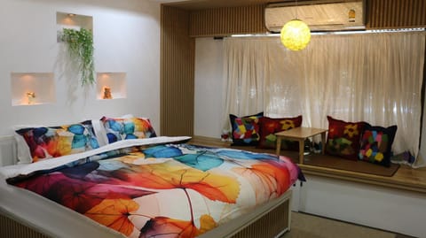Bed, Living room, Photo of the whole room, Bedroom, air conditioner