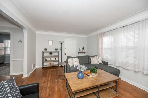 Kenwood Keys 1 - Cozy Stay for 6 House in Cincinnati