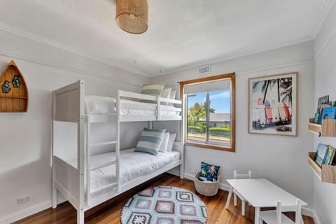 Seabreeze Escape: Your Next Coastal Getaway House in Penguin