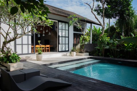 Property building, Day, Swimming pool, sunbed