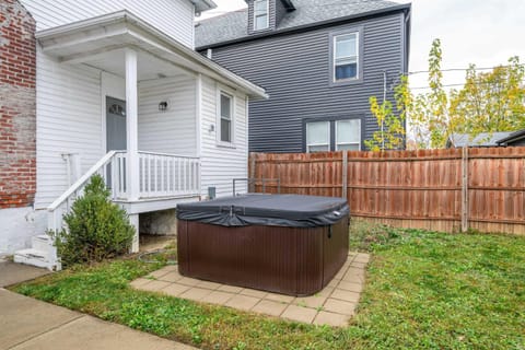 The Restful Roost w Hot Tub House in Ohio
