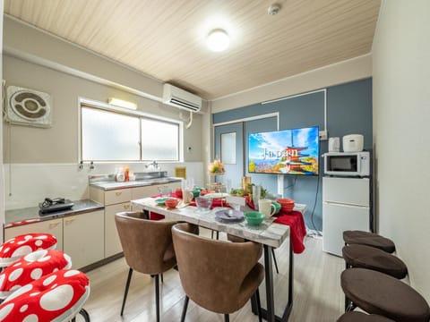 Property building, TV and multimedia, Kitchen or kitchenette, Living room, Seating area, Dining area, stove