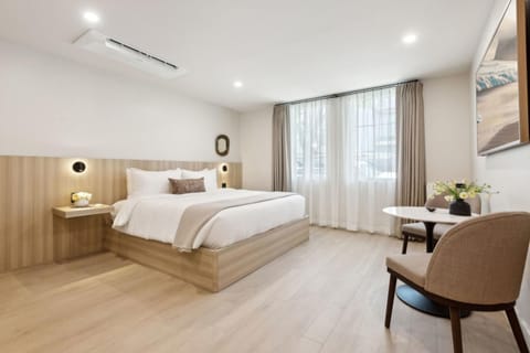 Bed, TV and multimedia, Seating area, Bedroom, heating, air conditioner