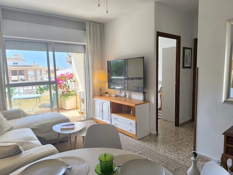 Communal lounge/ TV room, TV and multimedia, Living room, Seating area, Dining area, Evening entertainment