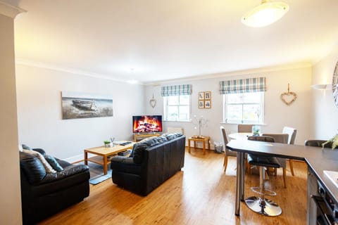 TV and multimedia, Living room, Seating area, Dining area, Evening entertainment
