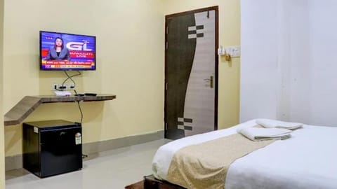 Bed, TV and multimedia, towels