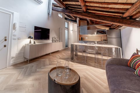 TV and multimedia, Living room, Seating area, Dining area