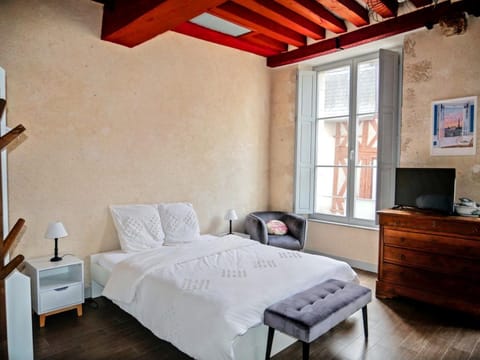 Bed, TV and multimedia, Photo of the whole room, Bedroom, storage