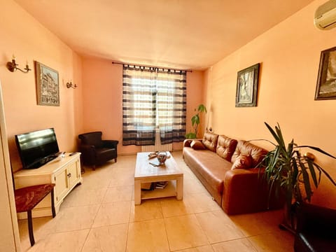 Communal lounge/ TV room, Living room, Seating area