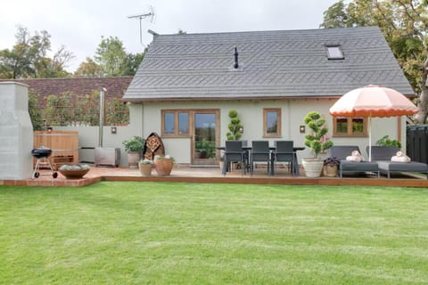 Property building, Patio, BBQ facilities, Garden, Hot Tub, Seating area, Diving, sunbed