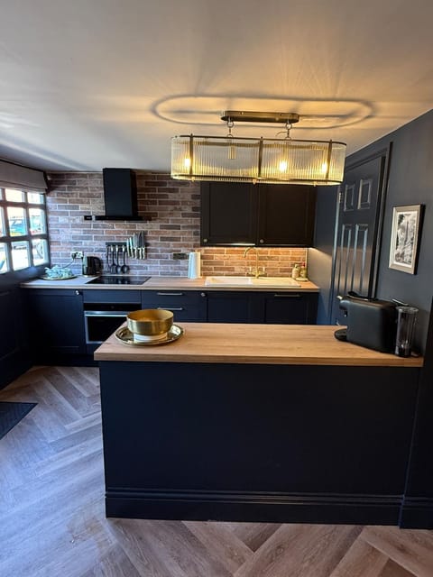 Charming Cottage in heart of town House in Christchurch