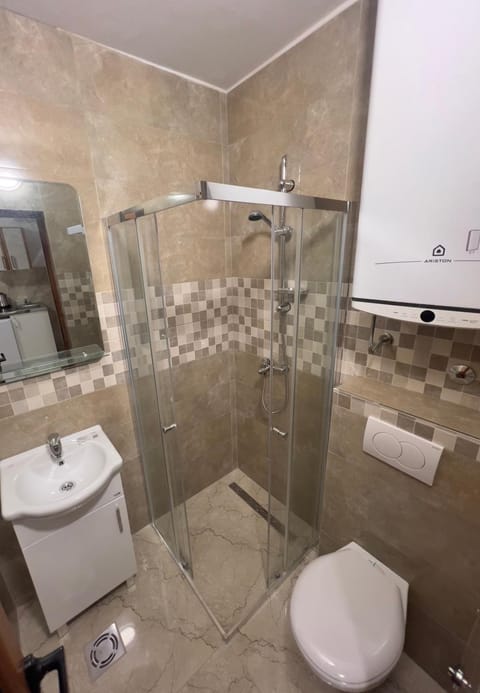 Shower, Toilet, Bathroom, towels