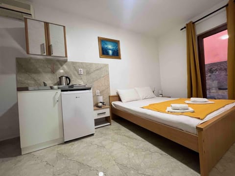 Photo of the whole room, Bedroom, towels