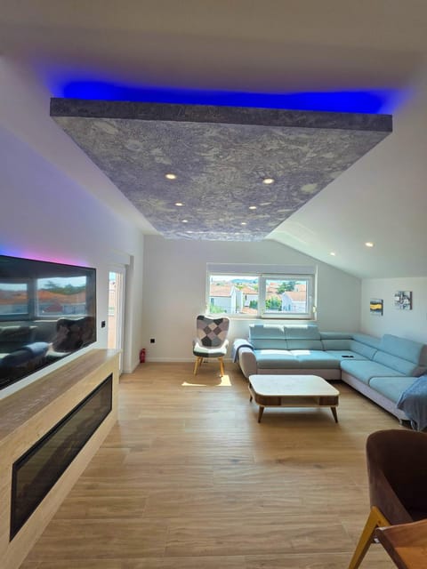 TV and multimedia, Photo of the whole room, Seating area