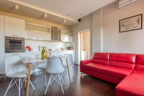 Kitchen or kitchenette, Living room, Seating area, Dining area, oven