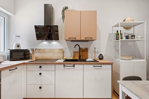 Coffee/tea facilities, Kitchen or kitchenette, dishwasher, oven, stove, toaster