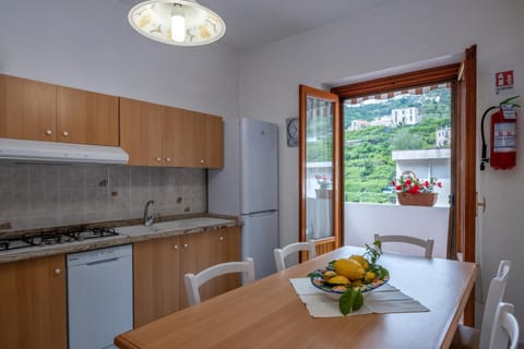 Kitchen or kitchenette, Dining area, Breakfast, oven, stove