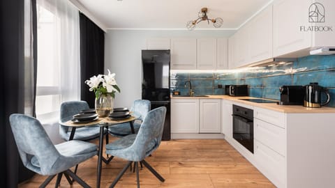 Coffee/tea facilities, Kitchen or kitchenette, Living room, Photo of the whole room, Dining area, oven, stove