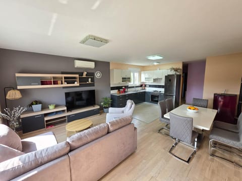 Living room, Seating area, Dining area, oven