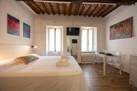 Bed, TV and multimedia, Dining area