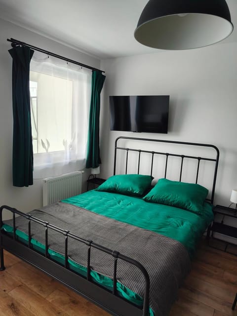 Bed, TV and multimedia, Bedroom