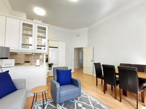 Kitchen or kitchenette, Seating area, Dining area