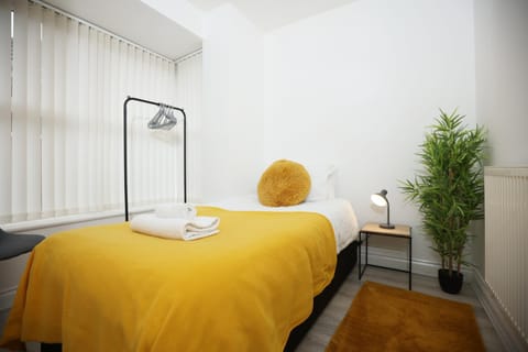 Bed, Bedroom, towels