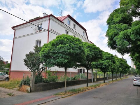 Property building, Spring, Day, Neighbourhood, Street view, Location, Parking