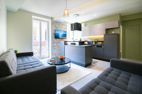 TV and multimedia, Kitchen or kitchenette, Living room, Seating area, Dining area, minibar, oven, stove