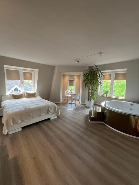 Hot Tub, Photo of the whole room, Bedroom