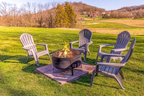 Hot Tub Golf View Fire Pit House in Iowa