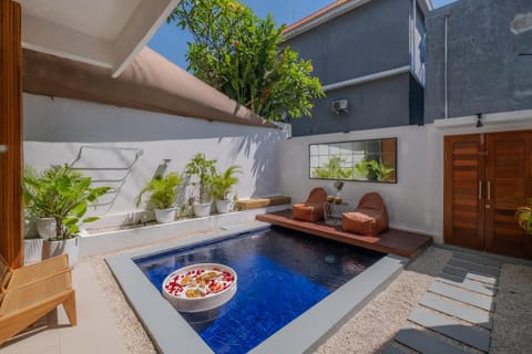 Villa OG Cruz and OG Cove - Central & Modern Canggu Pool Villas - Sleeps 14 House in North Kuta