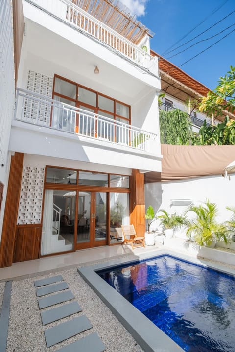 Villa OG Cruz and OG Cove - Central & Modern Canggu Pool Villas - Sleeps 14 House in North Kuta