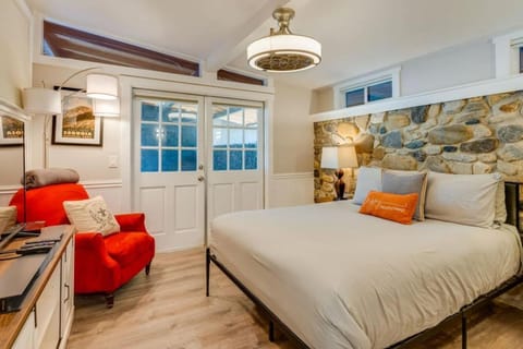 Bed, Photo of the whole room, Seating area, Bedroom