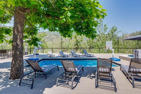 Patio, Day, Swimming pool, sunbed