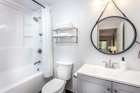 Shower, Toilet, Bathroom, Bath, towels