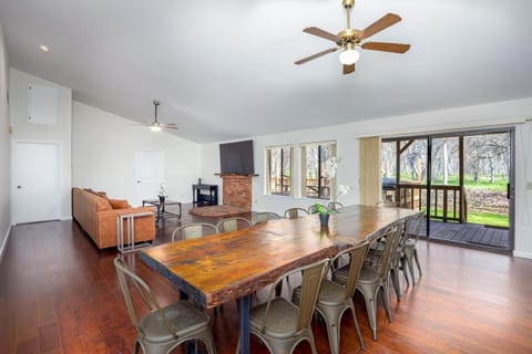 Communal lounge/ TV room, Living room, Dining area