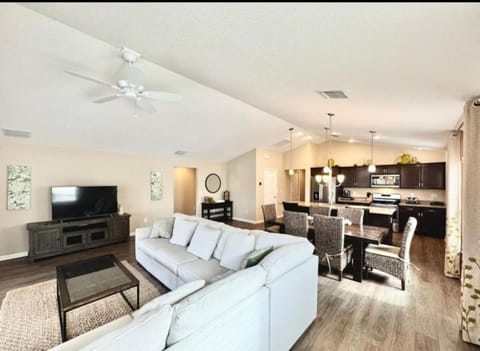 Large 3 bedroom with golf cart House in The Villages