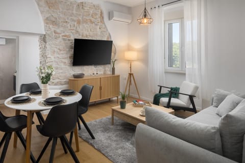TV and multimedia, Living room, Seating area, Dining area