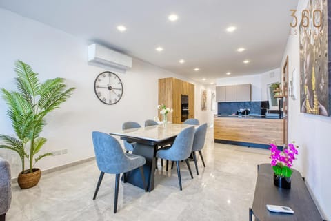 Kitchen or kitchenette, Living room, Seating area, Dining area, air conditioner