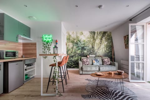 Kitchen or kitchenette, Living room, Seating area, Dining area, minibar, pet friendly, stove