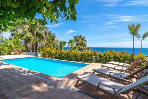 Garden view, Swimming pool, sunbed