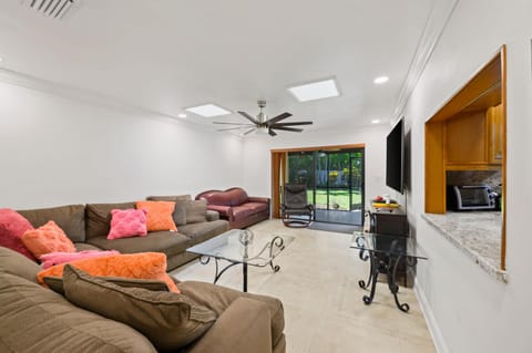 Communal lounge/ TV room, Living room, Seating area