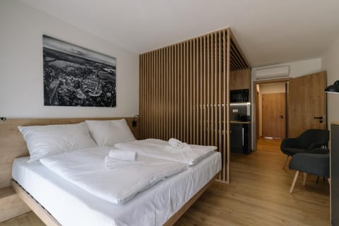 Bed, Photo of the whole room, towels